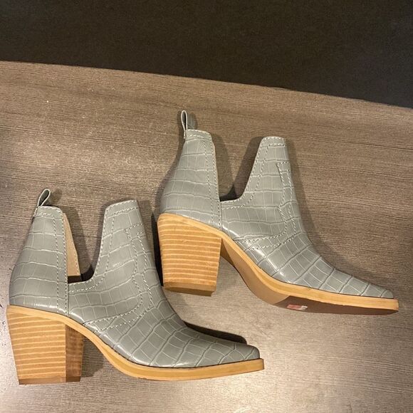 Steve Madden Grey Croc Slip On Cut Out Booties Women’s Size 5.5 - Picture 9 of 9